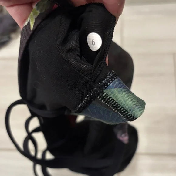 lululemon athletica Women's Tropical Print Sports Bra - Black and Green - Picture 6 of 8